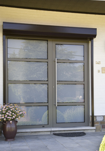 Dubbele aluminium voordeur met glasvakken aan een klassieke woninggevel