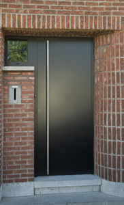 Dubbele aluminium voordeur met glasvakken aan een klassieke woninggevel