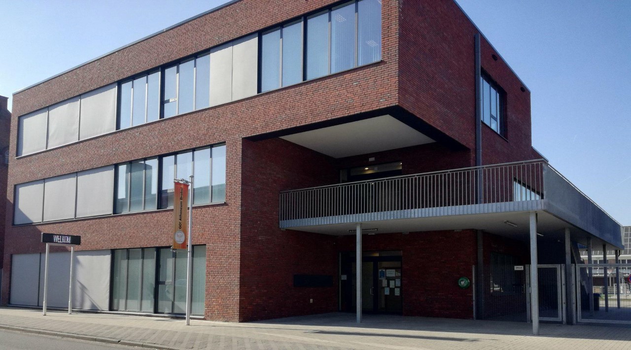 Tijdloos bakstenen gebouw met brede raamstroken en aluminium buitenschrijnwerk