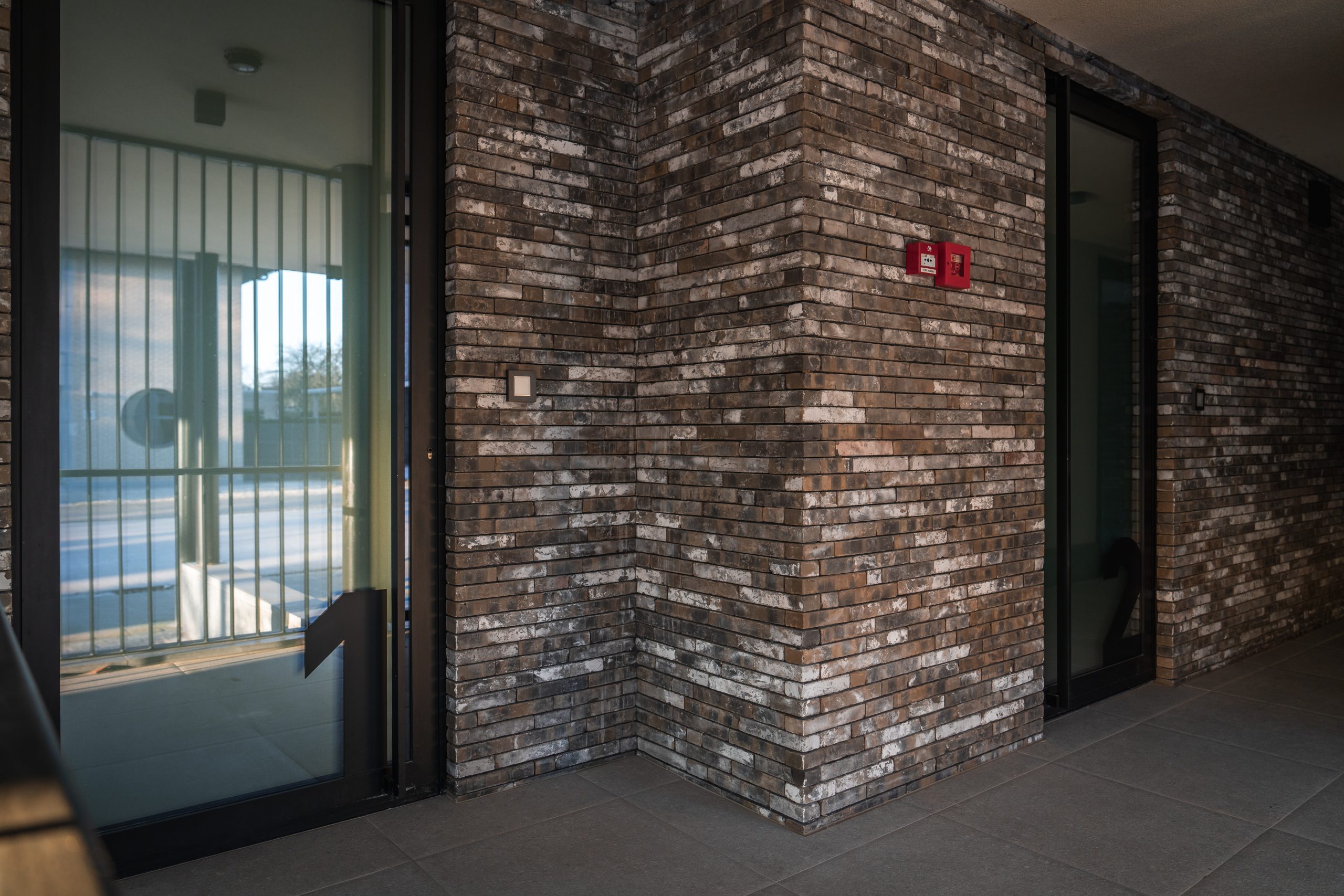 PVC deur in appartementsgebouw met moderne afwerking en sterke isolatie