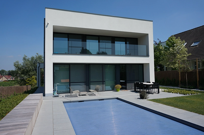 moderne woning met grote aluminium ramen en zicht op tuin en zwembad