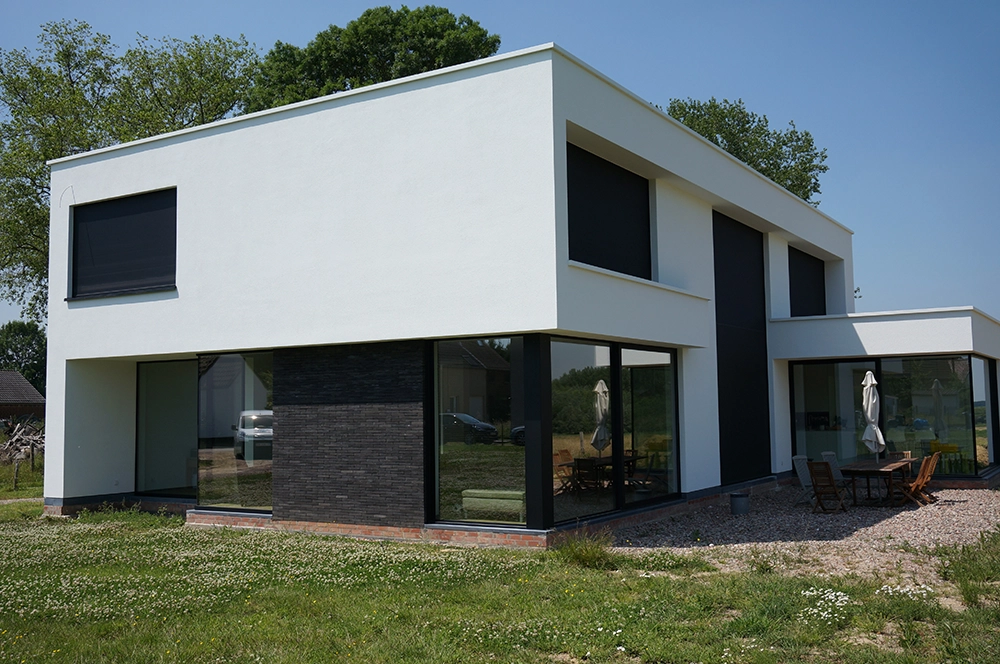 nieuwbouwwoning met aluminium ramen en minimalistisch design in landelijke omgeving