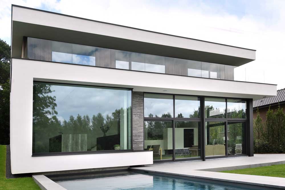 Moderne woning met grote aluminium ramen en minimalistische uitstraling