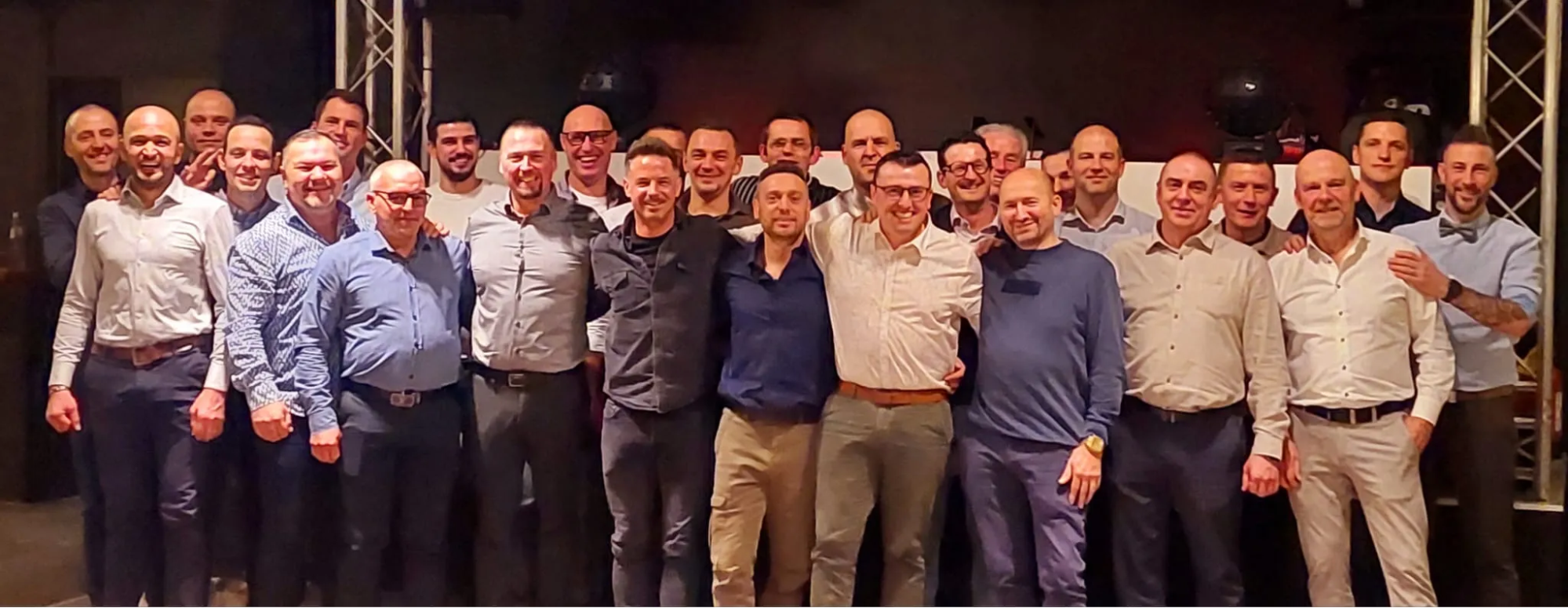 Teamfoto van AS Construct met een groep ervaren medewerkers die samen instaan voor ramen en deuren sinds 2003.
