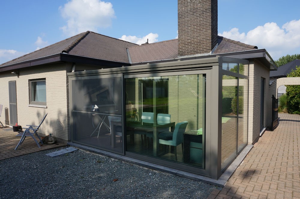 Veranda met glazen schuifwanden als uitbreiding van de woning