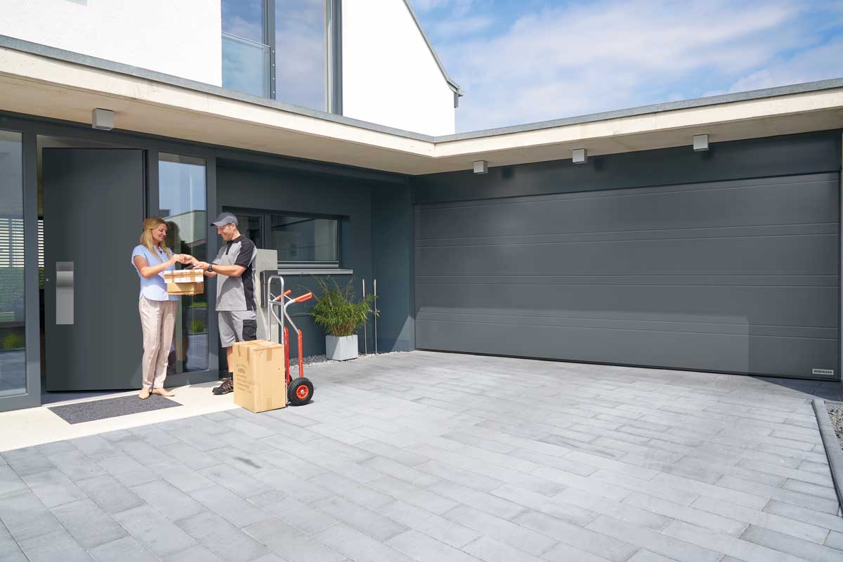 Zwarte sectionale garagepoort met strakke en moderne afwerking