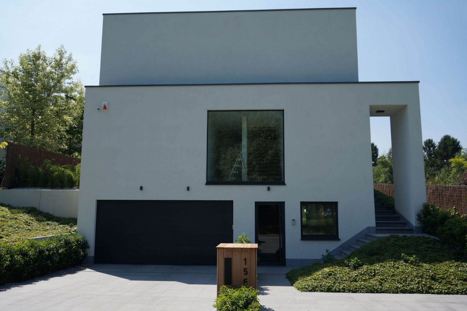 Deuren en ramen in aluminium geïntegreerd in een moderne woning.<br />
