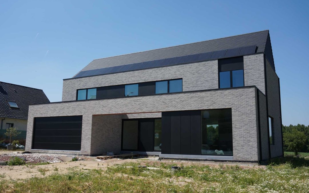 Moderne woning met aluminium ramen en deuren na renovatie